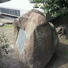 台湾物故者の霊の碑とともに茶色の石の石碑が右側に見えます。