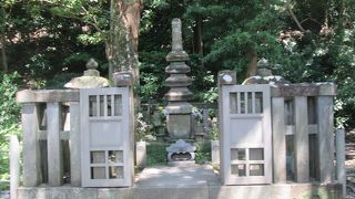 石段の上にあります