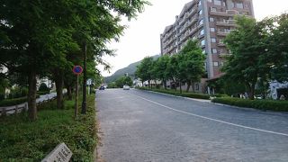 一直線に伸びるまっすぐな坂