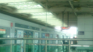 国際線ターミナルビルと国内線ターミナルビルの中間にあります