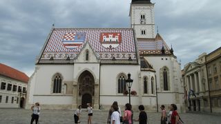 坂を登ったところにあります