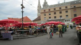 野菜と果物が広く並んでいます