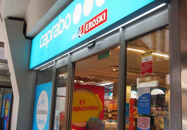 カタリューニャ市場の入り口にある食品系スーパーマーケット