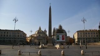 ポポロ広場にある双子教会の左側