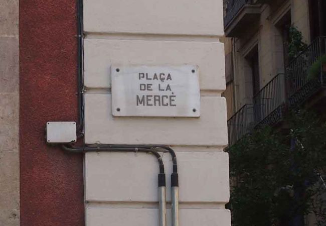 バルセロナ港の海沿いから一本入った静かな通り