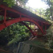 等々力渓谷に架かる赤い色の鉄骨の橋