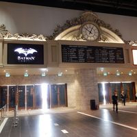 ショッピングモール内。ＮＹのセントラルステーションかな？