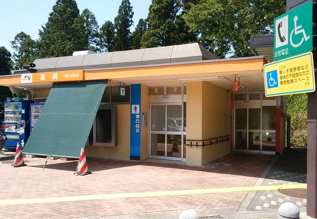 トイレと自販機のみの小さなパーキングエリア