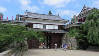 復元された東虎口櫓門や・・・