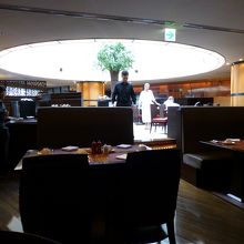 天窓の下の席は明るいです．