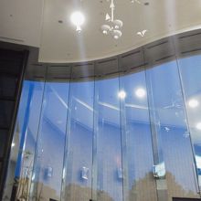 ガラス張りの吹き抜けがきれいです．