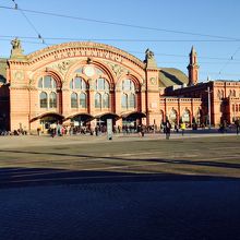 形も美しい駅舎