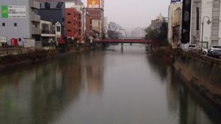 普段は穏やかな細い川ですが…