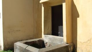 裏道にあるバーレーの井戸