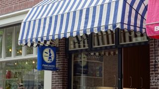 美味しいだけあって、並びます。