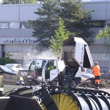 工事資材の向こうに駐車場とMarimekkoのビルが見えます