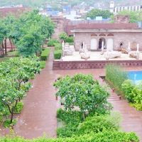 中庭とレストラン