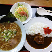 大きな肉が入った一人前とカレーと、一人前のラーメンとサラダが出てくると笑ってしまう