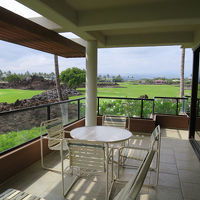 部屋は、ゴルフ場と山々が見渡せる広いラナイ付