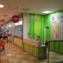 料金支払いカウンターと各ブース。