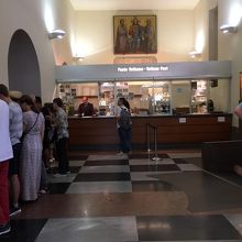 郵便局です。日本まで2.3ユーロでした。