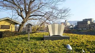 ひっそりと幹線道路沿いに