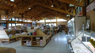 野菜直売コーナーや売店、蕎麦屋があります