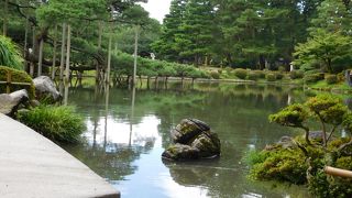 兼六園の中心にある池