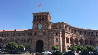 共和国広場に立つ重厚な建築物