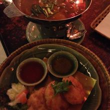 奥はトムヤムクン、手前のえびすりみあげ、どちらも絶品