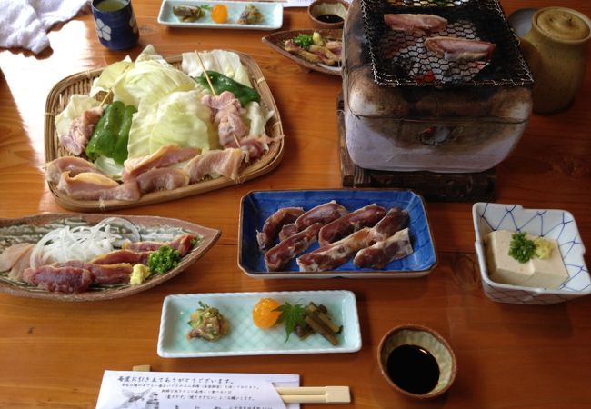 歯応えのある雉肉と渓流の風景