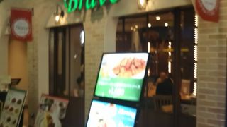 上野駅構内の中央改札の右手にあります