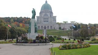 ここから裏側に抜けてモンロワイヤル公園へ抜けようと思いましたが。。。