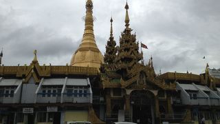 十字路の中心に建つ寺院