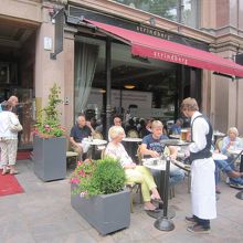 夏は店前のテラス席が人気