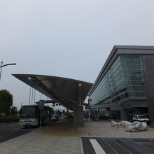 正面。連絡バスは佐賀駅へ。