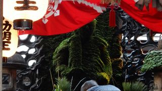 こけと草に覆われた不動尊が圧巻