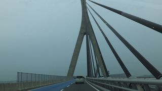 ゆるやかなカーブの巨大なコンクリート製斜張橋。