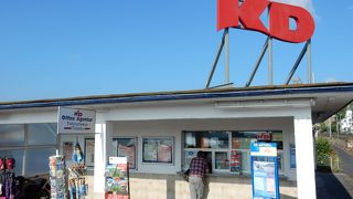 駅から市街地方向にまっすぐ川沿いにあります