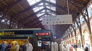 明るい倉庫のような駅