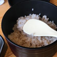 麦ごはんはお代わり可