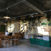 冷蔵ケース（右）には、各種お土産の販売も。