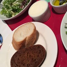 ホイップバターはココットで提供。オリーブオイルも。