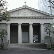 古代ギリシャのトーリア神殿風のカトリック築地教会の聖堂です。