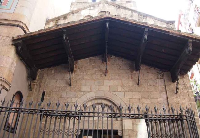 ムンカダ通りにある12世紀に建築された小さな教会