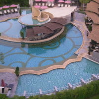 部屋から見た朝のプール