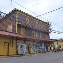 黄色い建物が目を引きます