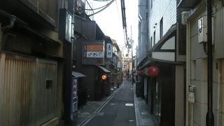 四条大橋近くの鴨川沿いにあります