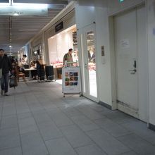 店舗前のテーブルで食事ができます．