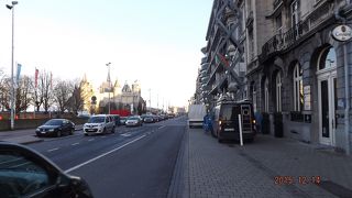 スヘルデ川と川沿いの通りの間のステーン広場にあります